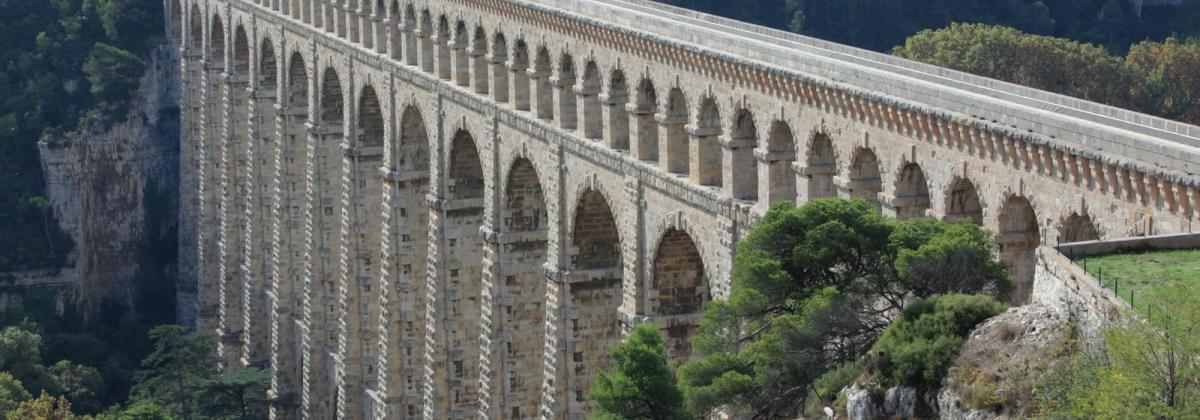 l'aqueduc, en pierre reliant les deux collines