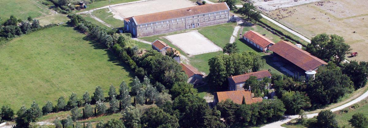 vue aérienne du mas de Cure, plusieurs bâtiments agricoles entourés de champs