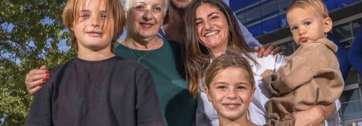 Couverture du magazine Accents n°285. On voit un groupe familial posant devant un bâtiment. Il y a : un homme en fond, à côté d'une femme avec un enfant dans les bras. A côté, une femme un peu plus âgée et deux enfants en premier plan.