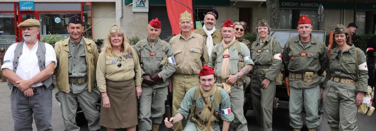 Photo de groupe en habits d'époque pour reconstitution historique