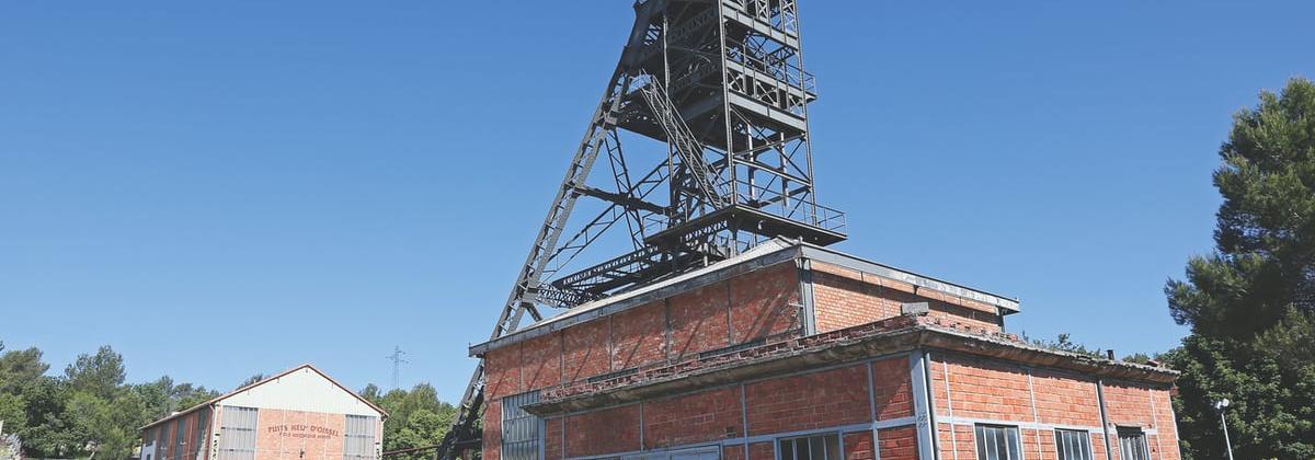 bâtiment de brique orange surmonté d'une tour métallique