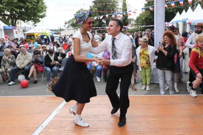 Danseurs à la fête de la Libération à Aubagne - Agrandir l'image 5 sur 10, fenêtre modale