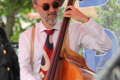 Musicien jouant à la fête de la Libération du 8 mai à Aubagne - Agrandir l'image 2 sur 10, fenêtre modale
