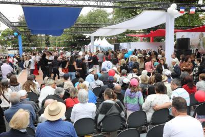 Photo de foule à la fête du 8 mai à Aubagne qui célébrait la Libération - Agrandir l'image 9 sur 10, fenêtre modale