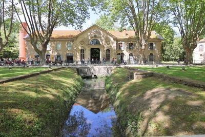 devanture du bâtiment avec cour d'eau devant - Agrandir l'image 3 sur 6, fenêtre modale