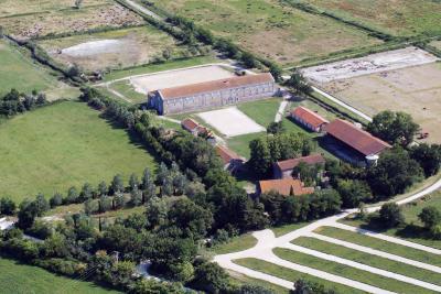 vue aérienne du mas de Cure, plusieurs bâtiments agricoles entourés de champs - Agrandir l'image 6 sur 6, fenêtre modale