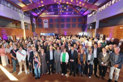 Photo de la réunion publique de mi-mandat à Boulbon pour les cantons Chateaurenard et Arles sur le thème de l'Agriculture, le Patrimoine et les Traditions avec Martine Vassal, les élus et les habitants - Agrandir l'image 7 sur 8, fenêtre modale