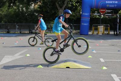 un jeune garçon en bmx passe un petit dos d'âne en cabrant - Agrandir l'image 7 sur 15, fenêtre modale