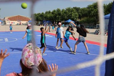 des enfants en plein match sur un terrain de handball extérieur - Agrandir l'image 11 sur 15, fenêtre modale