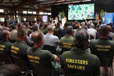 Vue de la foule à la réunion mi-mandat organisée à Cabriès avec la présence des forestiers sapeurs - Agrandir l'image 7 sur 8, fenêtre modale