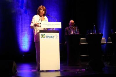 Martine Vassal au micro lors de la réunion publique bilan mi-mandat à Velaux - Agrandir l'image 9 sur 11, fenêtre modale