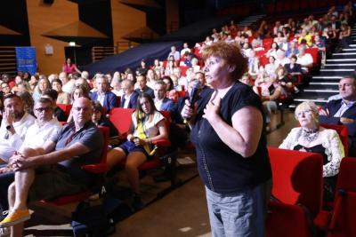 Prise de parole dans le public lors de la réunion publique mi-mandat à Velaux - Agrandir l'image 5 sur 11, fenêtre modale