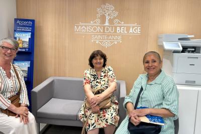 Personnes prenant la pause lors de l'inauguration de la maison du Bel Âge - Agrandir l'image 2 sur 7, fenêtre modale