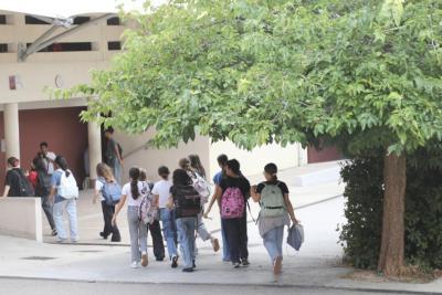 Enfants allant à leur salle de classe pendant la tournée des collèges lors de la rentrée 2025 - Agrandir l'image 4 sur 23, fenêtre modale