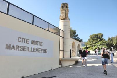 Vue de la façade et du nom de la Cité mixte Marseilleveyre lors de l'inauguration de la piscine avec la Région et le rectorat - Agrandir l'image 6 sur 23, fenêtre modale