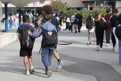 Enfants allant à leur salle de classe pendant la tournée des collèges lors de la rentrée 2025 - Agrandir l'image 15 sur 23, fenêtre modale