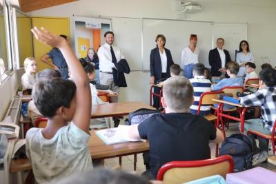 Photo prise dans une salle de classe de 6eme en présence d'élus lors de la tournée des collèges pour la rentrée 2025 - Agrandir l'image 19 sur 23, fenêtre modale