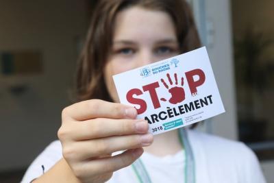 Elève tenant un sticker Stop au Harcélement - Agrandir l'image 20 sur 23, fenêtre modale