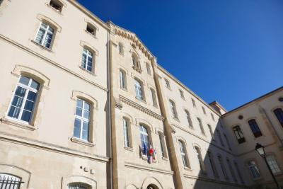 Vue de la façade d'un collège - Agrandir l'image 14 sur 23, fenêtre modale
