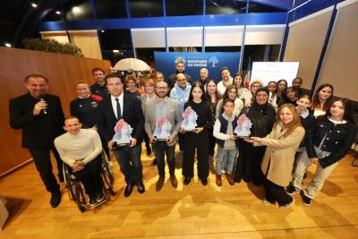 Photo de groupe avec plusieurs participants sur une scène, chacun tenant un trophée en forme de silhouette stylisée, devant le panneau « Département Bouches-du-Rhône ». - Agrandir l'image 2 sur 3, fenêtre modale