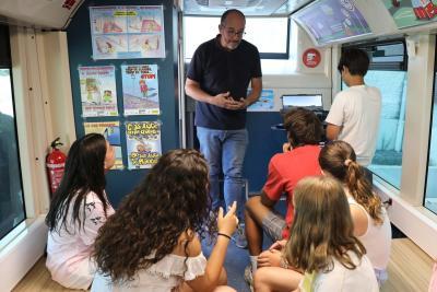 L'intérieur du bus de la sécurité routière avec un animateur et des enfants - Agrandir l'image 2 sur 3, fenêtre modale