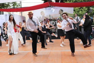 Animation musicale et dansante à la fête de la Libération à Aubagne - Agrandir l'image 8 sur 11, fenêtre modale