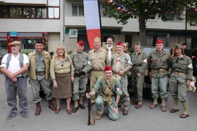 Photo de groupe en habits d'époque pour reconstitution historique - Agrandir l'image 4 sur 11, fenêtre modale