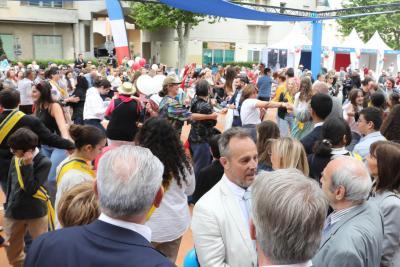 Photo de foule à la fête du 8 mai à Aubagne qui célébrait la Libération - Agrandir l'image 2 sur 11, fenêtre modale