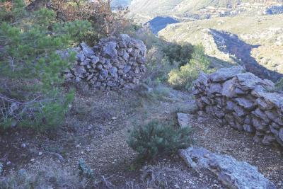 chemin aménagé avec vue sur les collines environnantes - Agrandir l'image 8 sur 8, fenêtre modale