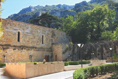 l'abbaye de côté avec un joli mur tout en brique de pierre et des alcôves de fer forgé dans le jardin - Agrandir l'image 1 sur 7, fenêtre modale