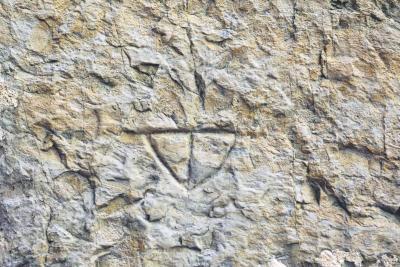 dessin de deux triangles l'un contre l'autre gravés dans la pierre - Agrandir l'image 6 sur 7, fenêtre modale