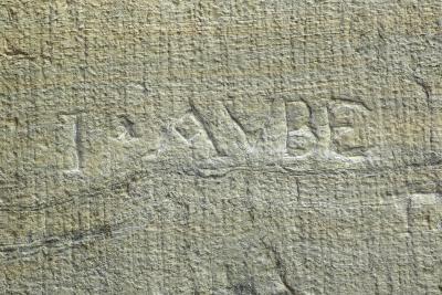 des lettres gravées dans la roche - Agrandir l'image 7 sur 7, fenêtre modale