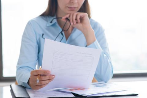 Femme lisant une charte de déontologie