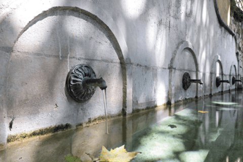fontaine longue avec plusieurs robinet d'où s'écoule l'eau